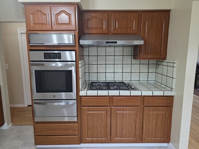 Building Photo - 2440 Maywood Dr