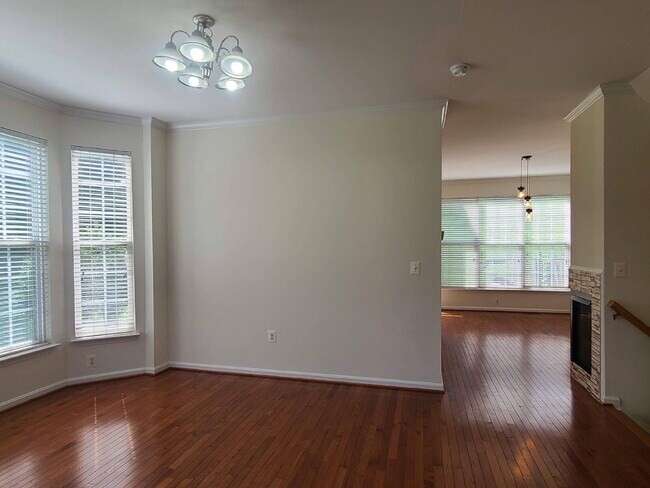Building Photo - 210 Hillside Ct