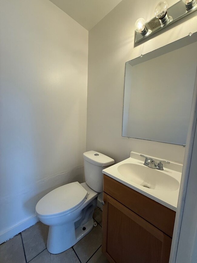 Building Photo - Charming 3BR/1.5BA Home with Large Yard & Spacious Eat-In Kitchen
