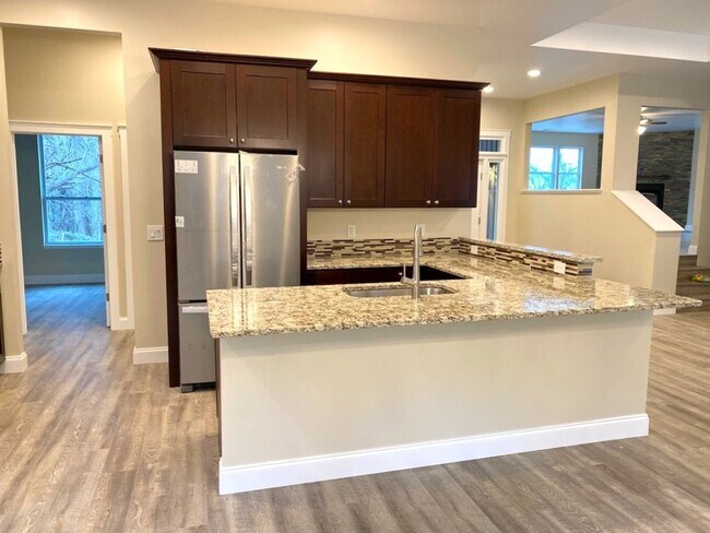 Building Photo - Laurel Park Spacious Home