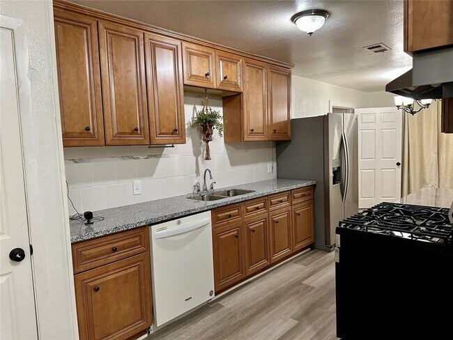 Building Photo - 530 Edgebrook Dr