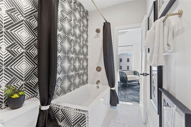 Building Photo - 724 Charles Allen Dr NE