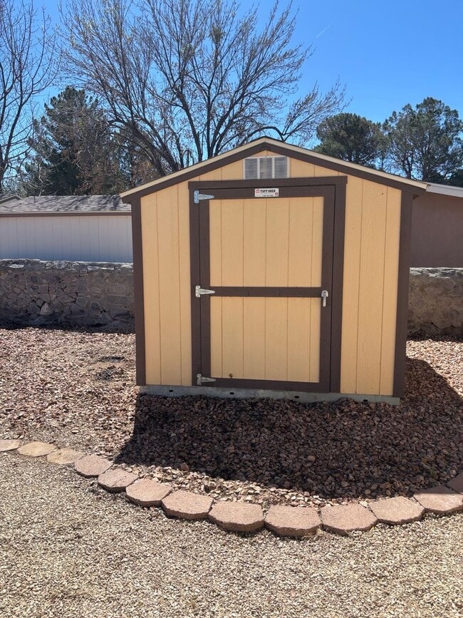 Building Photo - 5475 Valle Alegre