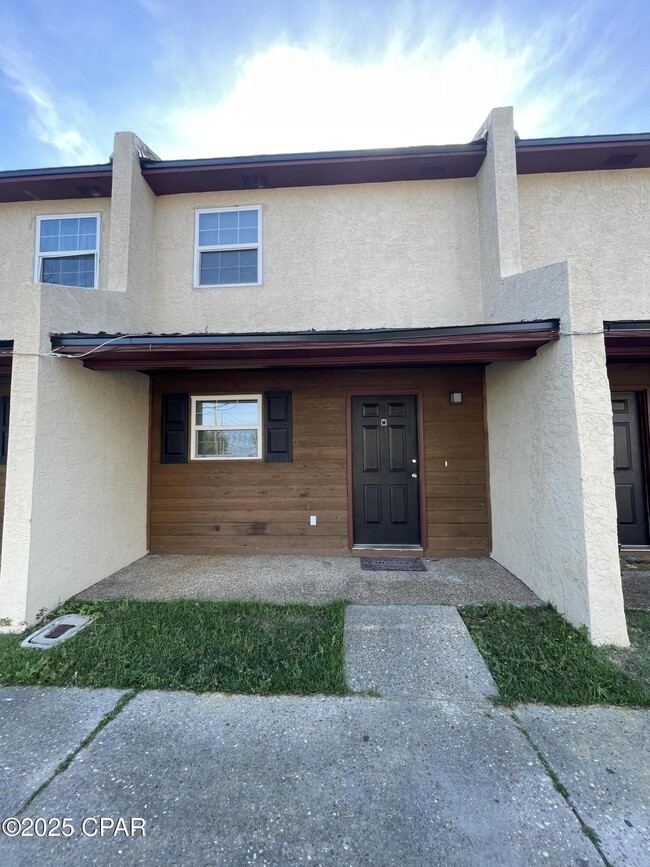 Primary Photo - 6913 Cherry St
