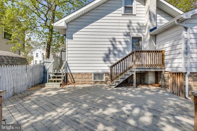 Building Photo - 427 Buttonwood St