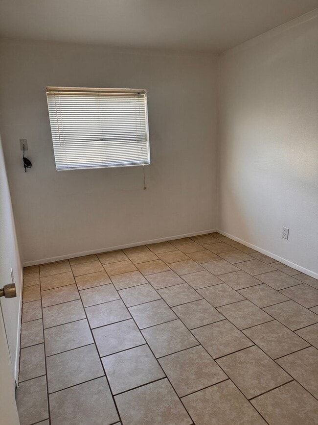 Building Photo - Cozy Home for rent off Poplar