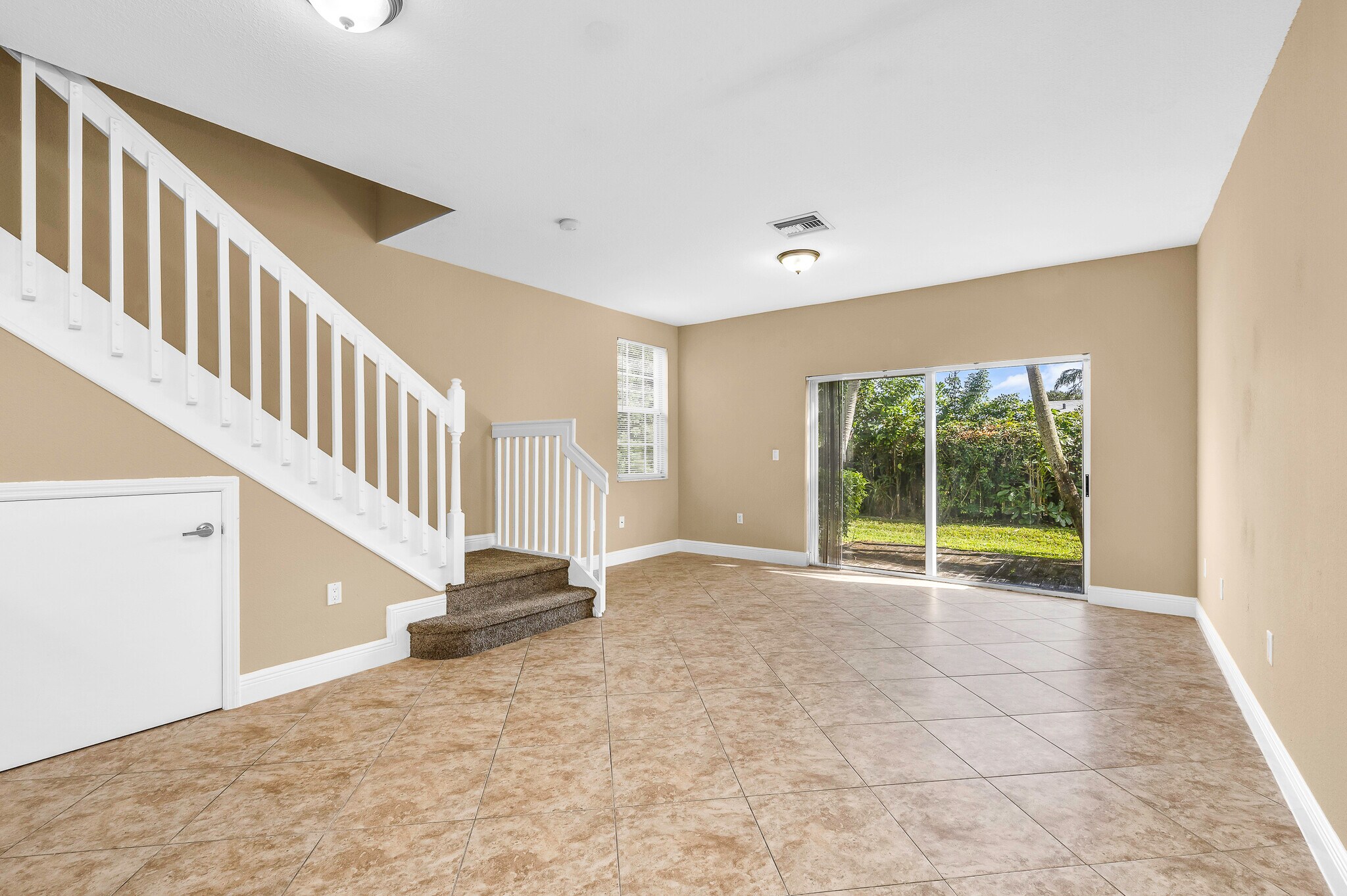 Building Photo - 3734 NE 4th Ter