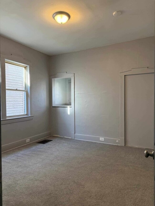 Building Photo - MASSIVE 4 bedroom, 2 bathroom house. RENOVATED