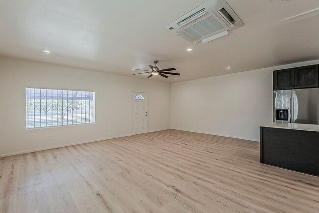 Building Photo - 1625 E 8th St