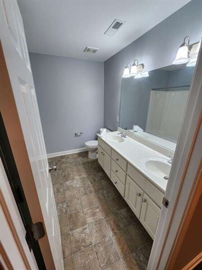 Building Photo - Spacious 3/2.5 Located Near Downtown Greenville!