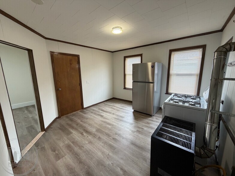 Building Photo - 73 Esther St