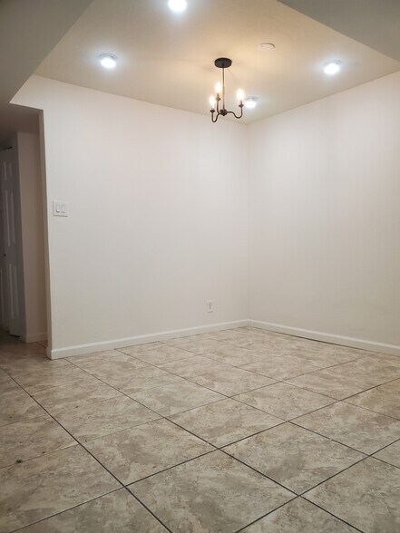 Building Photo - 1005 W 5th St