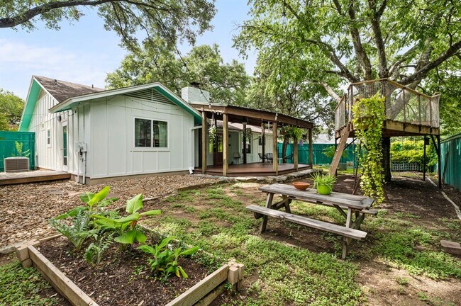 Building Photo - 6604 Woodhue Dr
