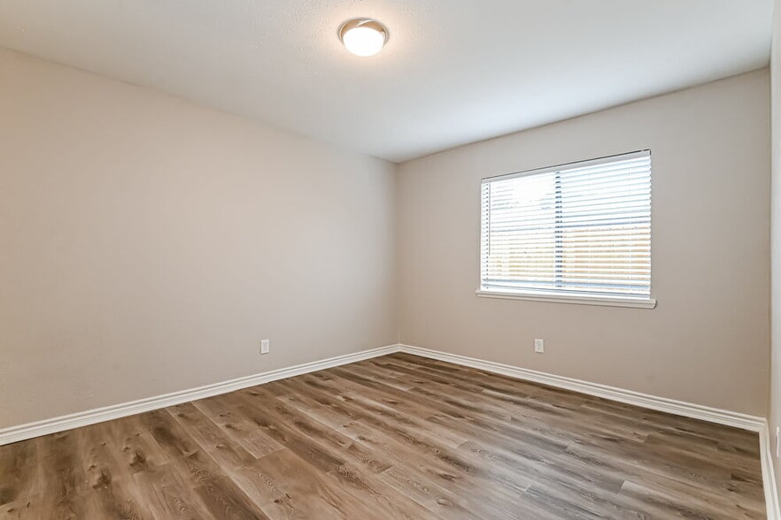 Building Photo - 8902 Miami Dr