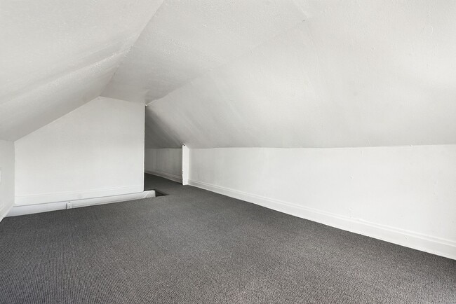 Building Photo - Remodeled 2 bedroom with backyard