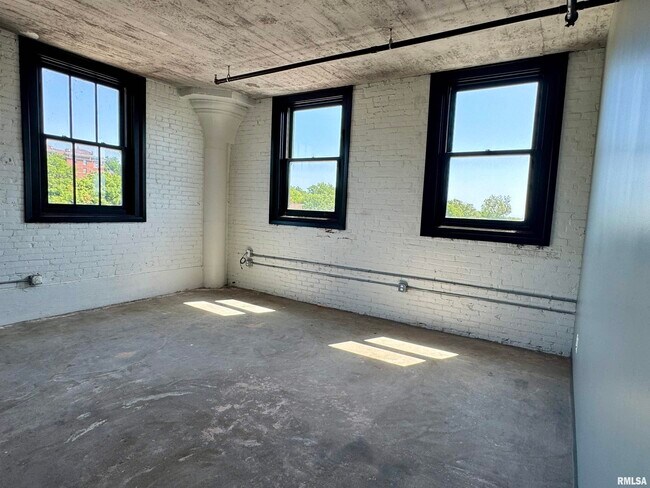 Building Photo - 511 Pershing Ave