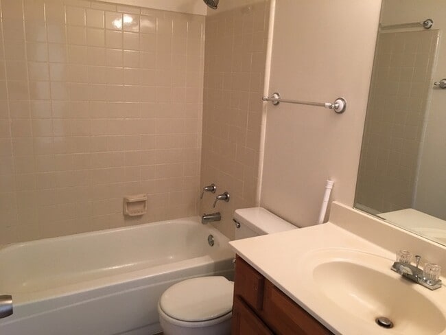 Building Photo - 4 Bedroom 2 bath home off Bell Rd Available !