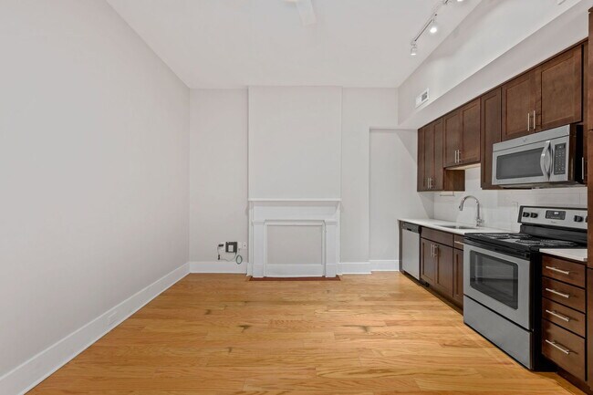 Building Photo - 516 E 13th St