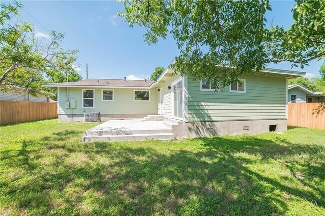 Building Photo - 1502 Villanova Dr