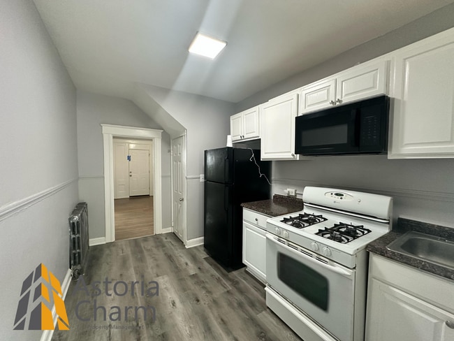 Building Photo - 4 bedroom 1 bath or 3 bedroom + den AVAILA...