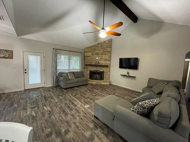 Building Photo - Gorgeous 3 BD/2 BA Home on 2 ACRES in La V...