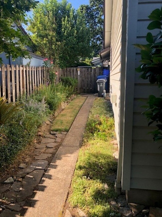 Building Photo - Well Maintained Three Bedroom Home in South Salem