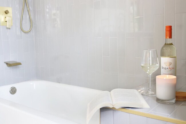 Building Photo - 102 W Emma St