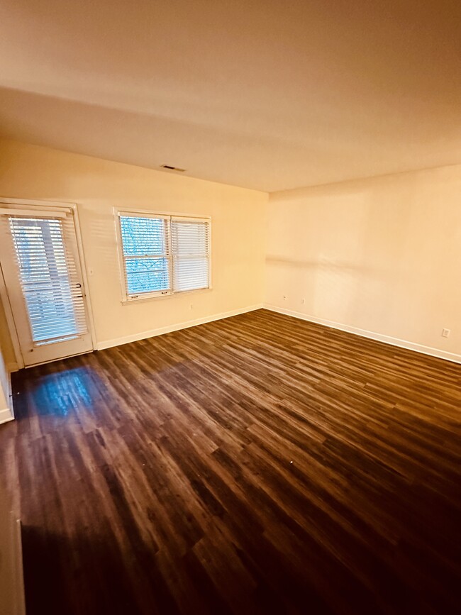 Spacious living space that leads to balcony - 245 Willow Ct