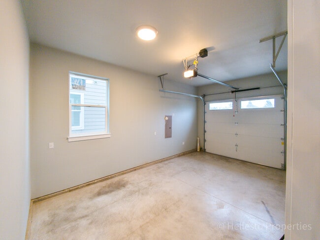 Building Photo - 2494 SW Coho St