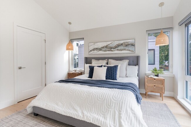 Building Photo - Maple Leaf 2BD/2BA Modern Home With Premiu...