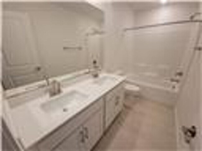 Building Photo - Beautiful 4 bedroom House