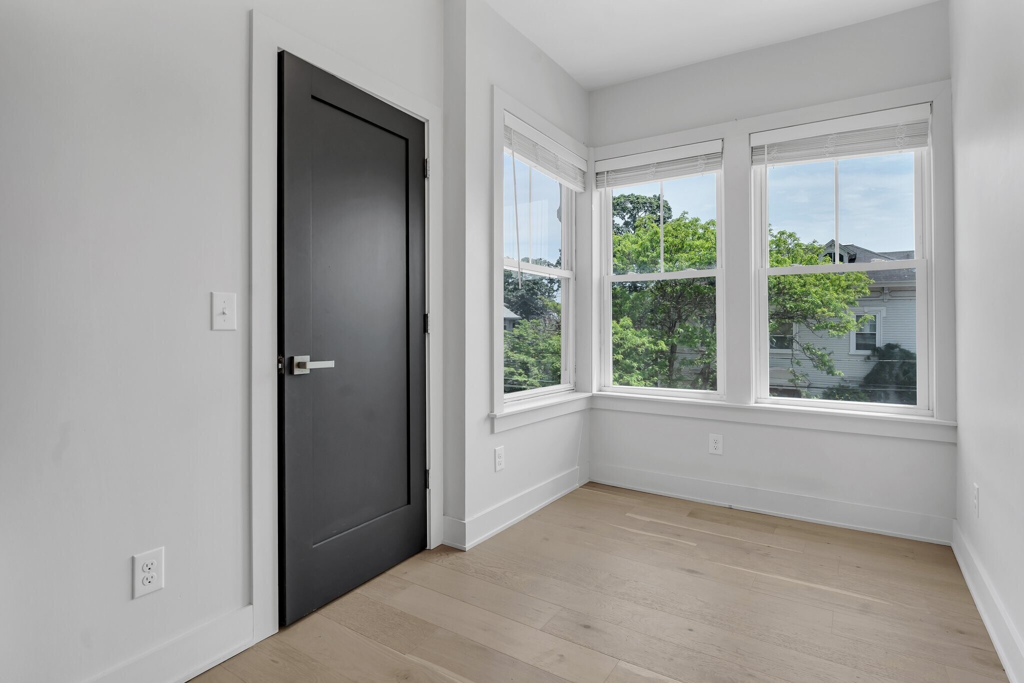 Building Photo - 182 Waterman St