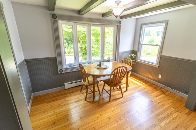 Building Photo - 2 Bedroom Ranch with Solar Panels, great e...