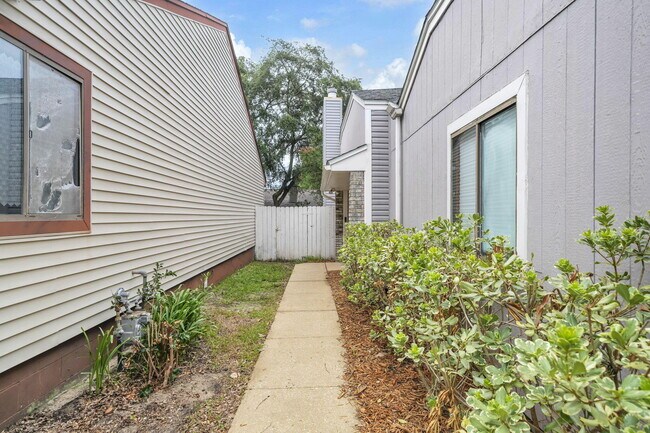 Building Photo - 3930 Balsam Dr