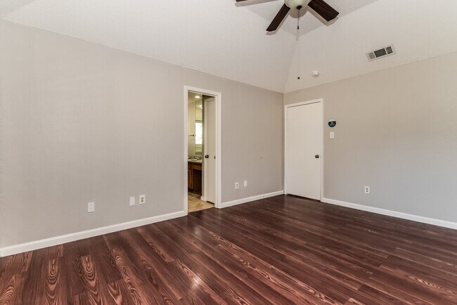 Building Photo - 4017 Dorchester Dr