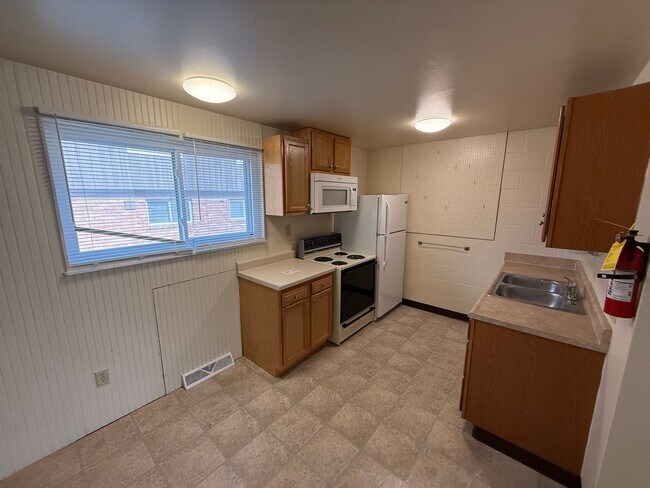 Building Photo - 105 W Northwood Ave