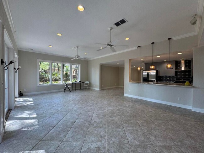 Building Photo - Gorgeous 5 Bedroom Pool Home in Ormond