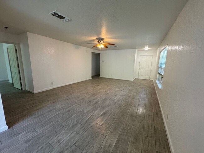 Building Photo - Nice One Story 3 Bedroom 2 Bath Home Backi...