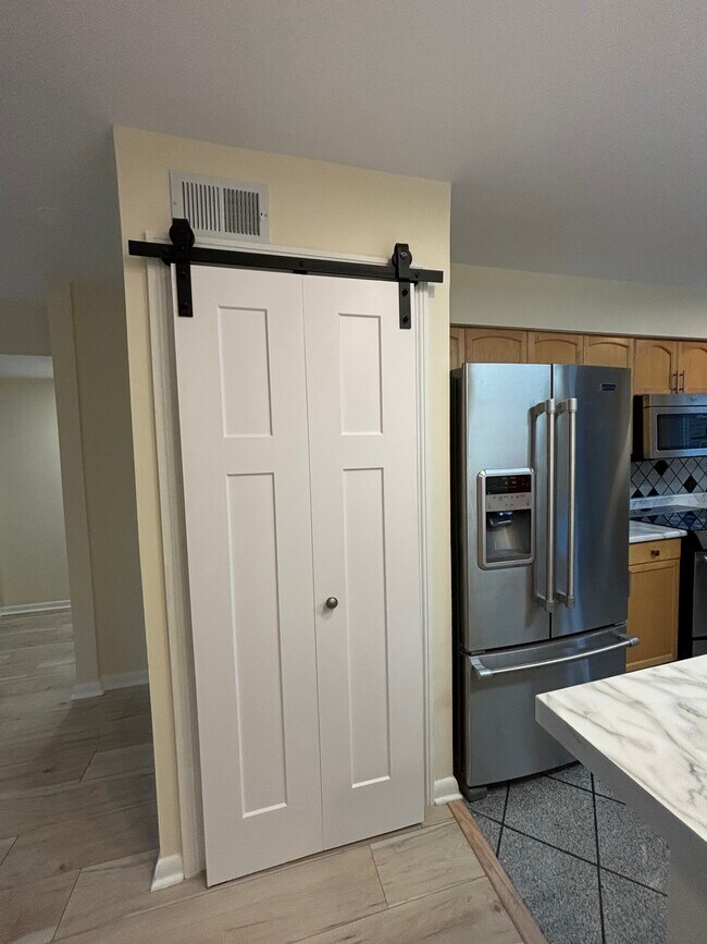 Building Photo - 9449 Bay Colony Dr