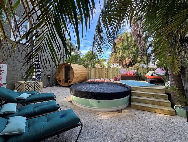 Building Photo - 519 28th St