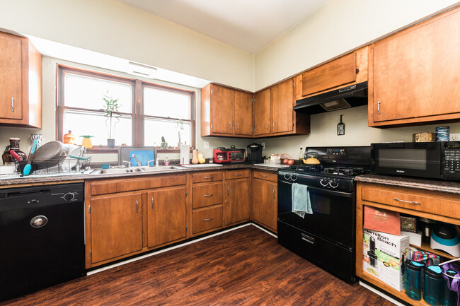 Building Photo - AVAILABLE MAY  - 2 Bedroom 1.5 bathroom Ho...