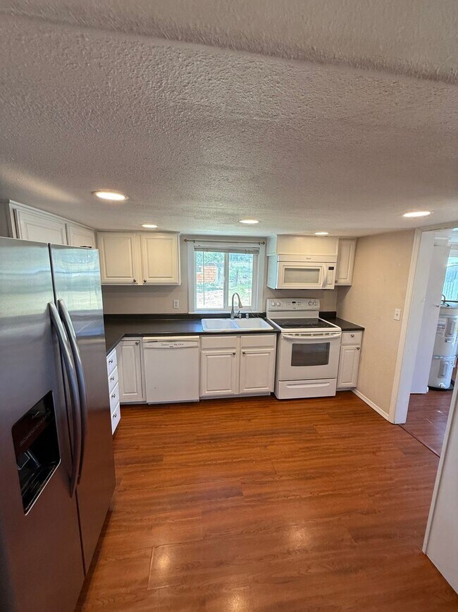 Building Photo - Adorable Renovated Farmhouse!