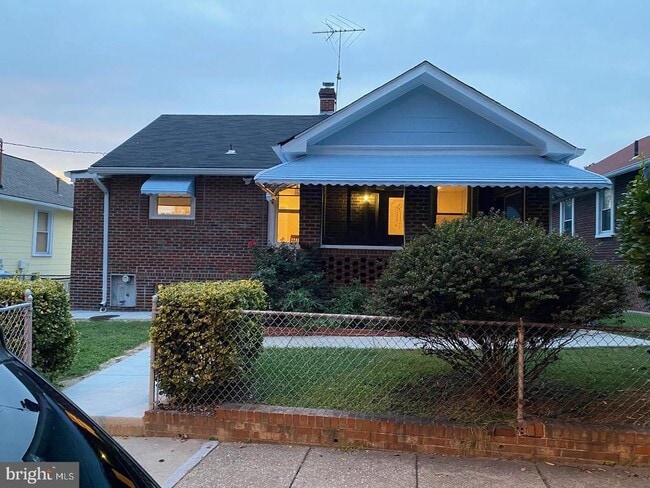 Building Photo - 2846 Vista St NE