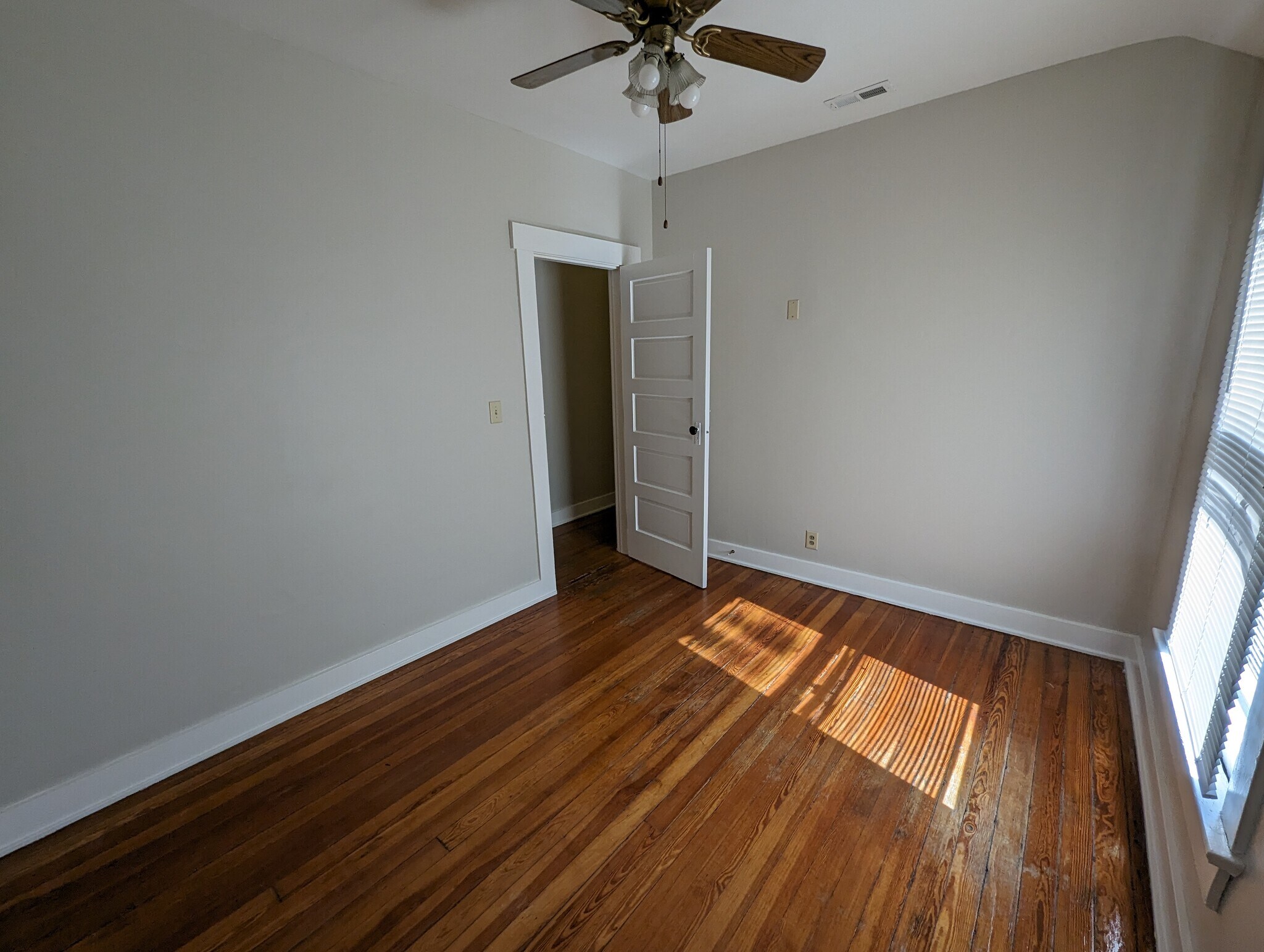 Building Photo - 341 Park Dr