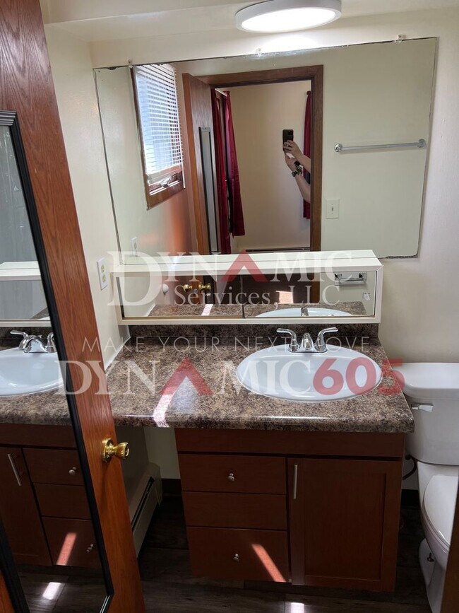 Building Photo - 1BD/1BA Garden Level Apartment in 6-Plex