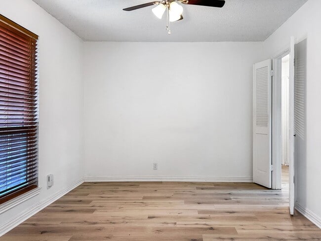 Building Photo - Inviting Northwest San Antonio Home - Fireplace, Office Flex, & Mature Trees