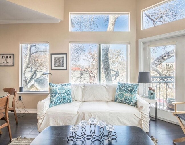 Building Photo - Stunning “Treehouse” Top-Floor Condo – 2 Bed / 2 Bath | One Block from City Park