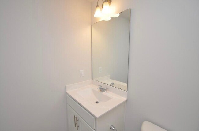 Main floor half bathroom - 1081 Shoreside Dr