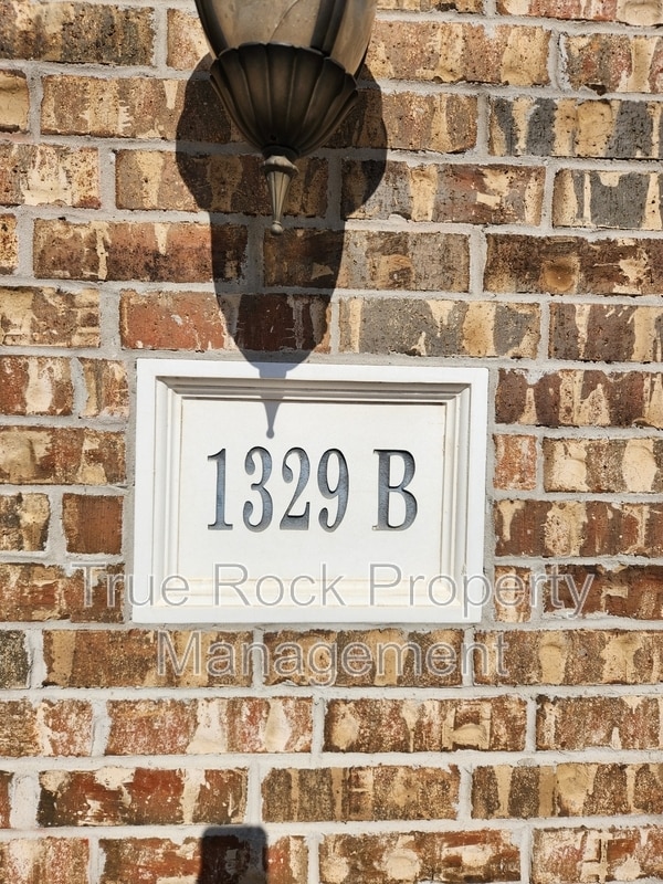 Building Photo - 1329 N Monte Vista St