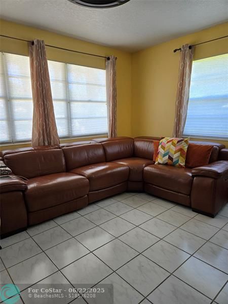 Building Photo - 21 Ventnor Dr